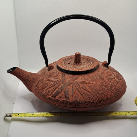 Cast Iron Japanese Tea Pot Tea Kettle, Cast Iron, 4 tea cups and 4 cup saucers. - Picture 4 of 16